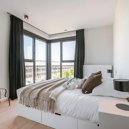 Spacious With Beautiful Terrace In Apartment *
