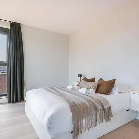 Spacious With Beautiful Terrace In 헨트