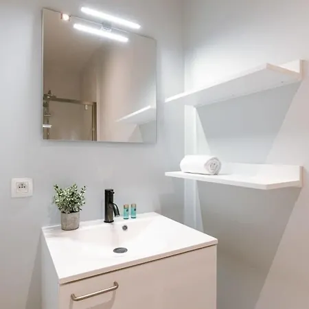 아파트 Spacious With Beautiful Terrace In